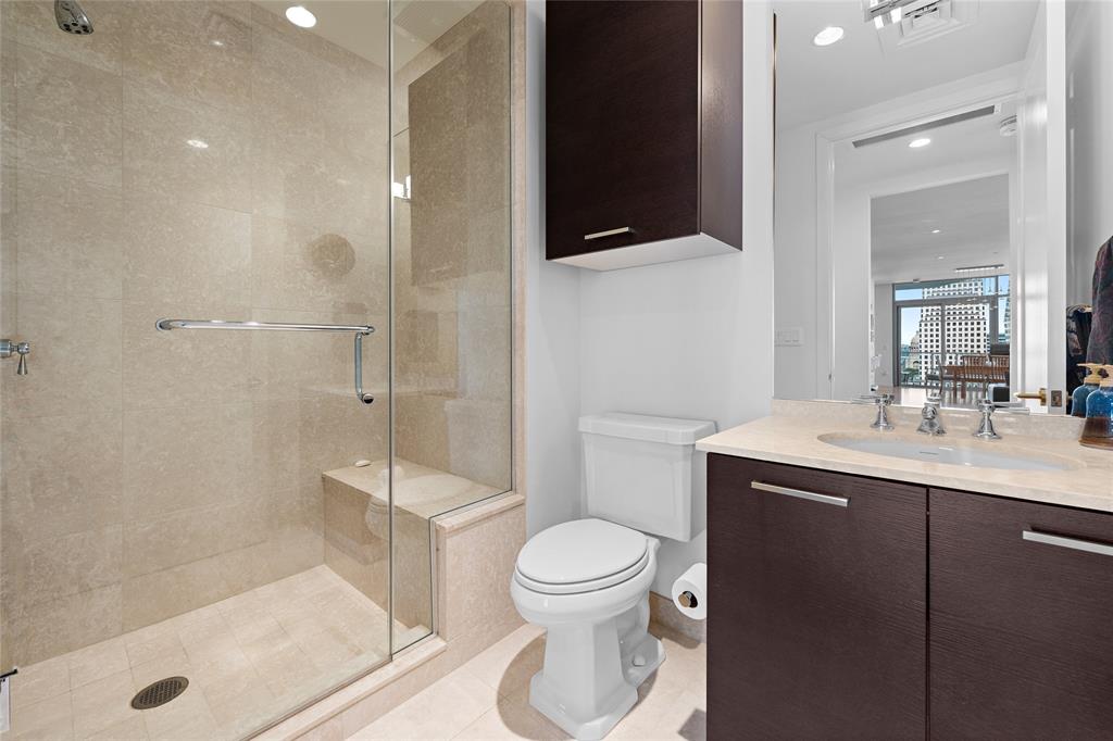 200 CONGRESS Ave # 21E