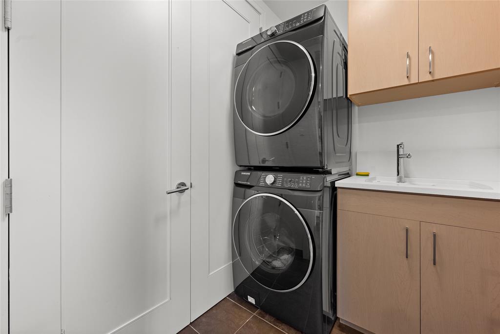 200 CONGRESS Ave # 21E