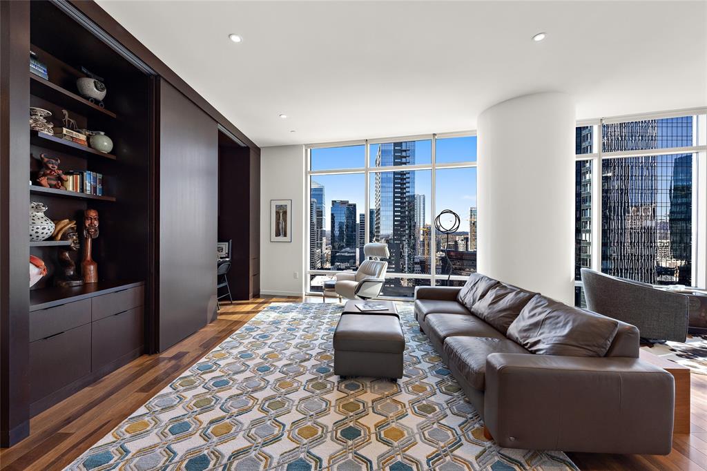 200 CONGRESS Ave # 21E