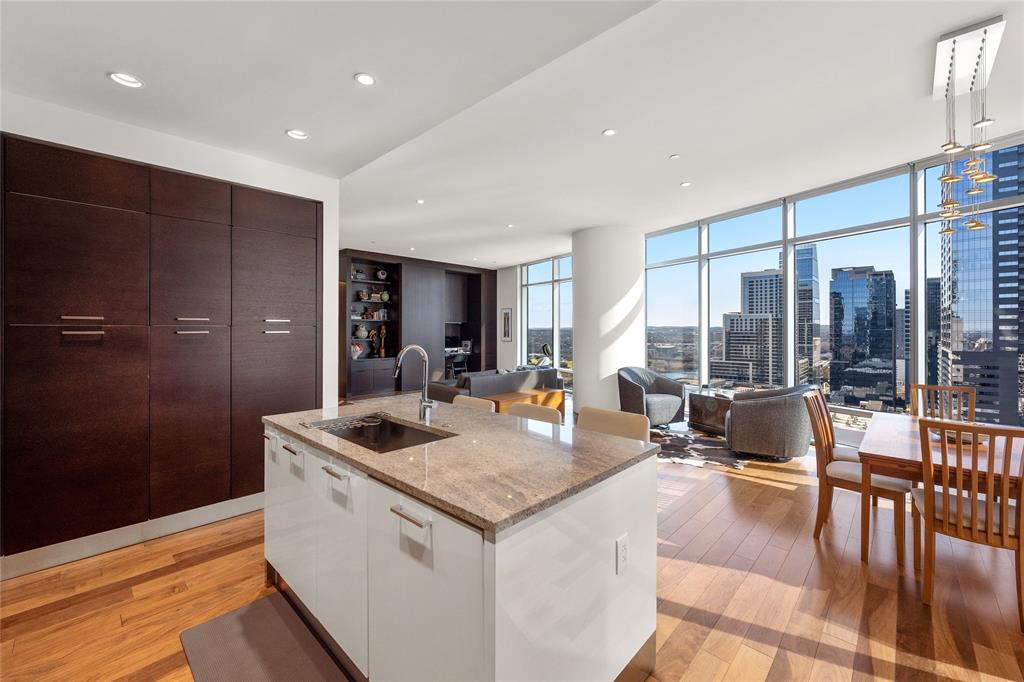 200 CONGRESS Ave # 21E