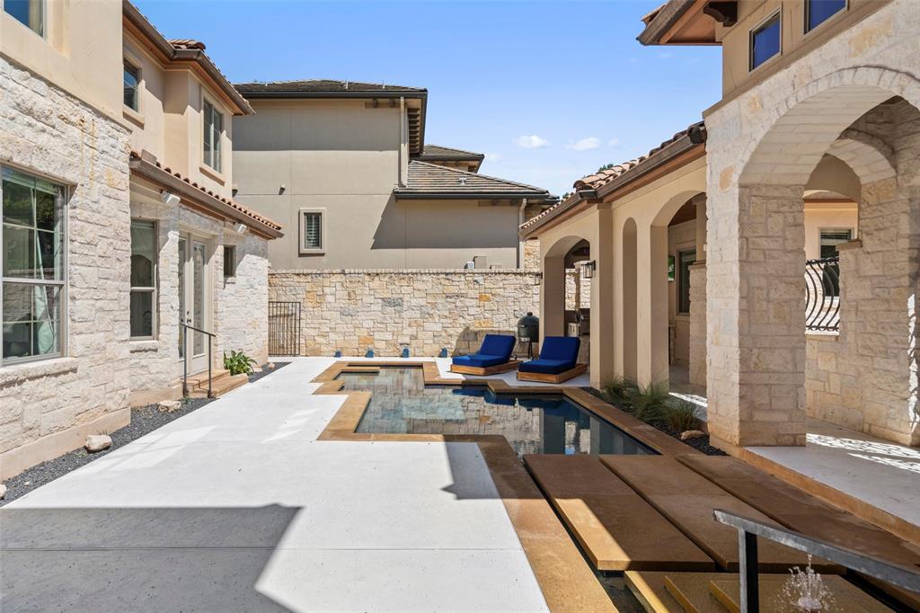 64 Tiburon DR