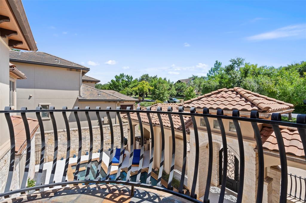 64 Tiburon DR