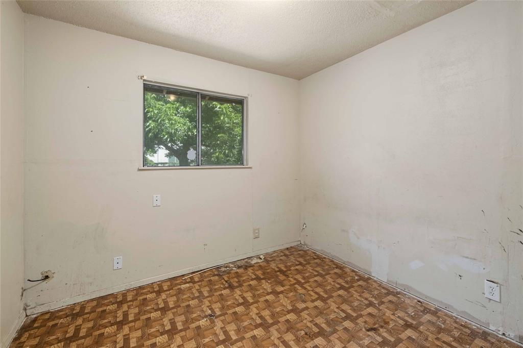 4742 Suburban DR