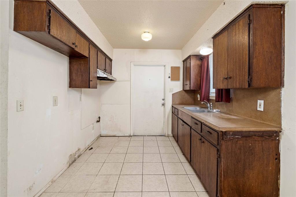 4742 Suburban DR