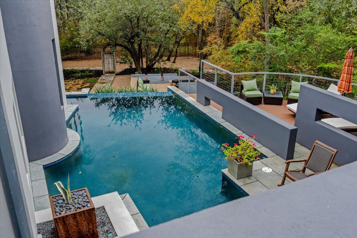 501 Westlake DR