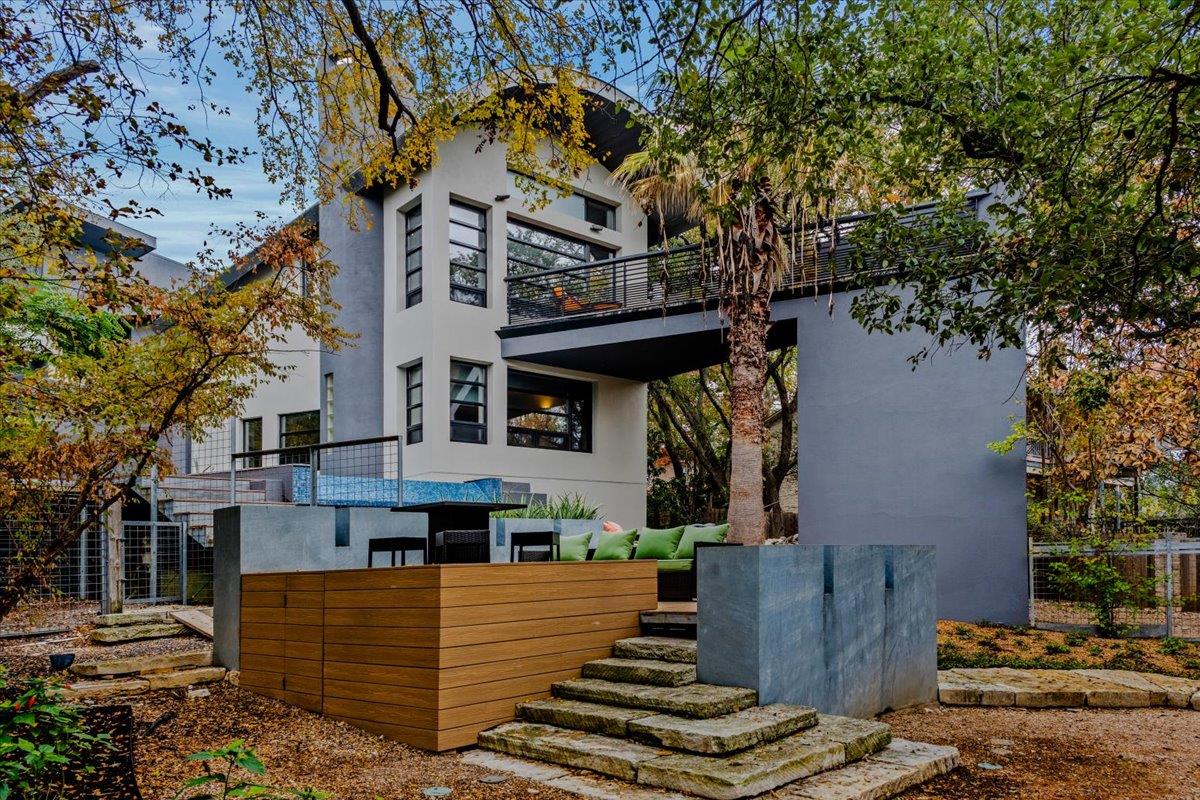 501 Westlake DR