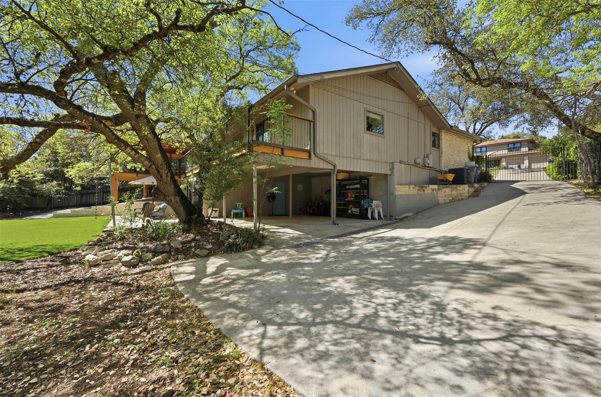 3907 Cresthill DR
