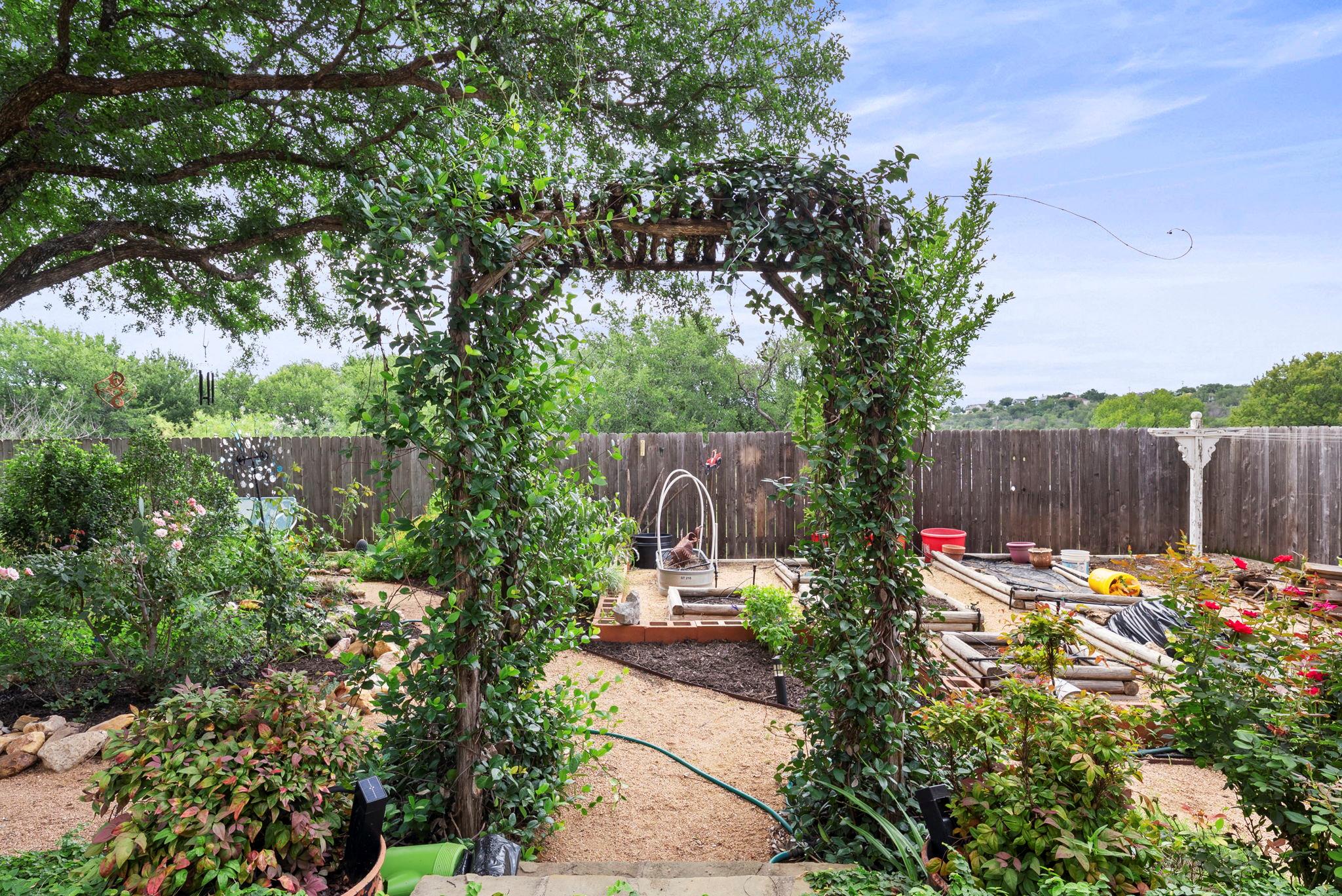 407 Crestview DR