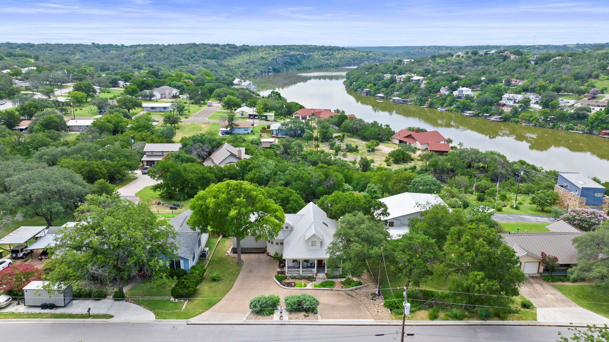407 Crestview DR