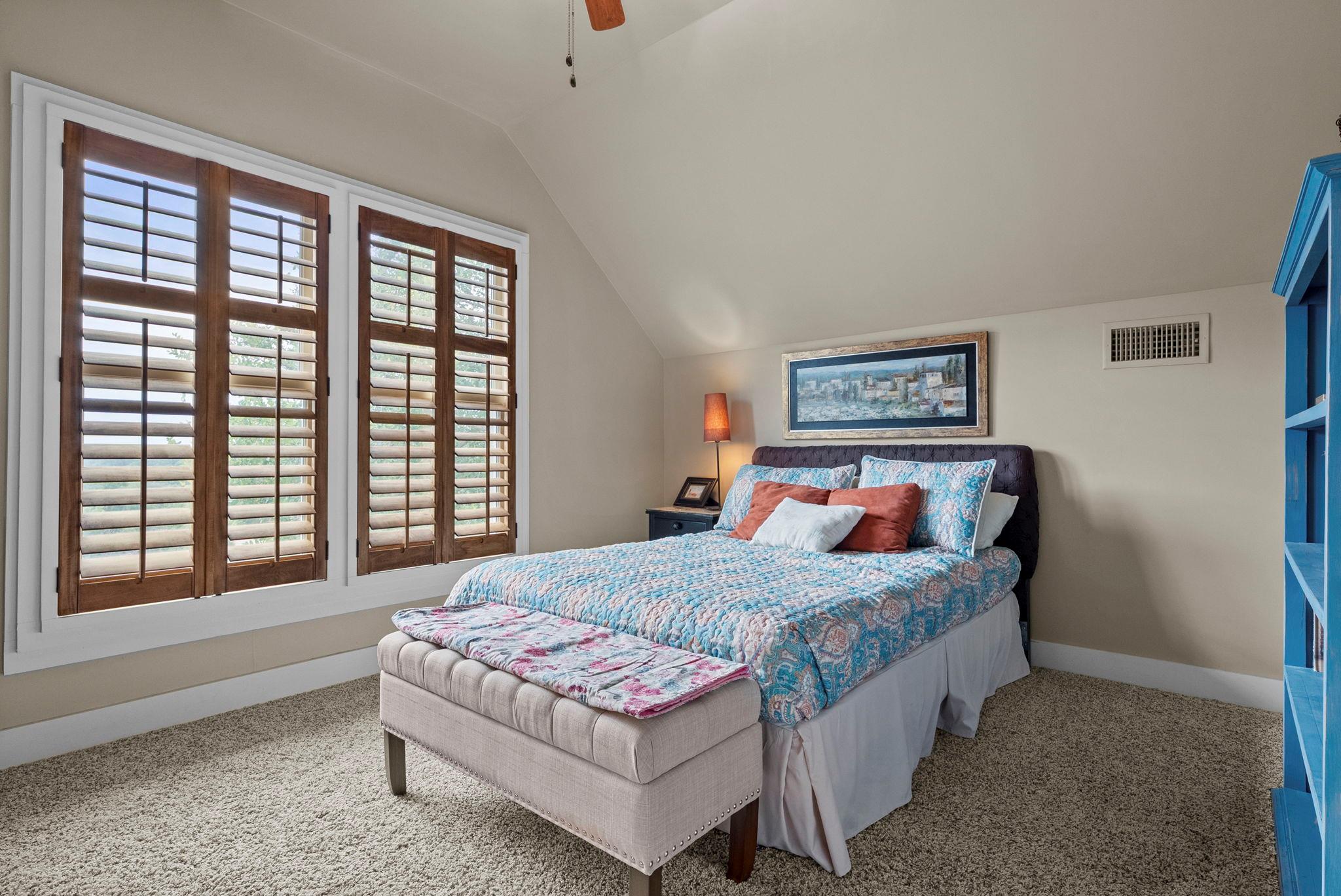 407 Crestview DR