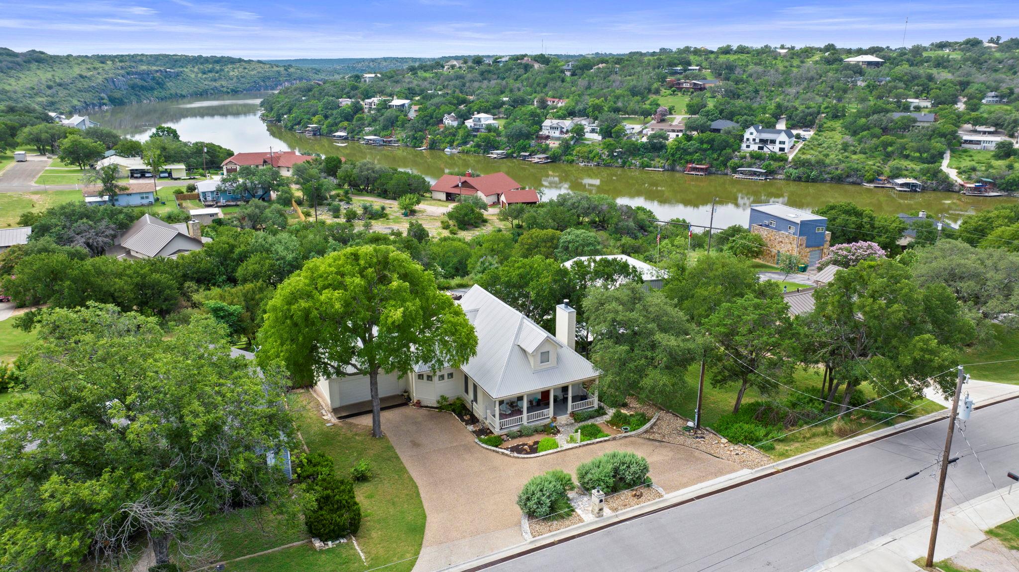 407 Crestview DR