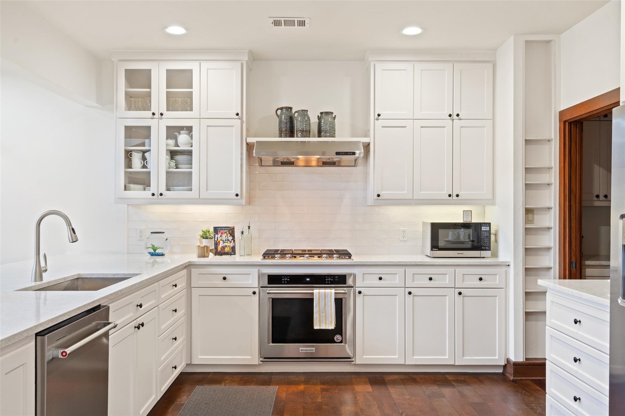 7114 Las Ventanas DR