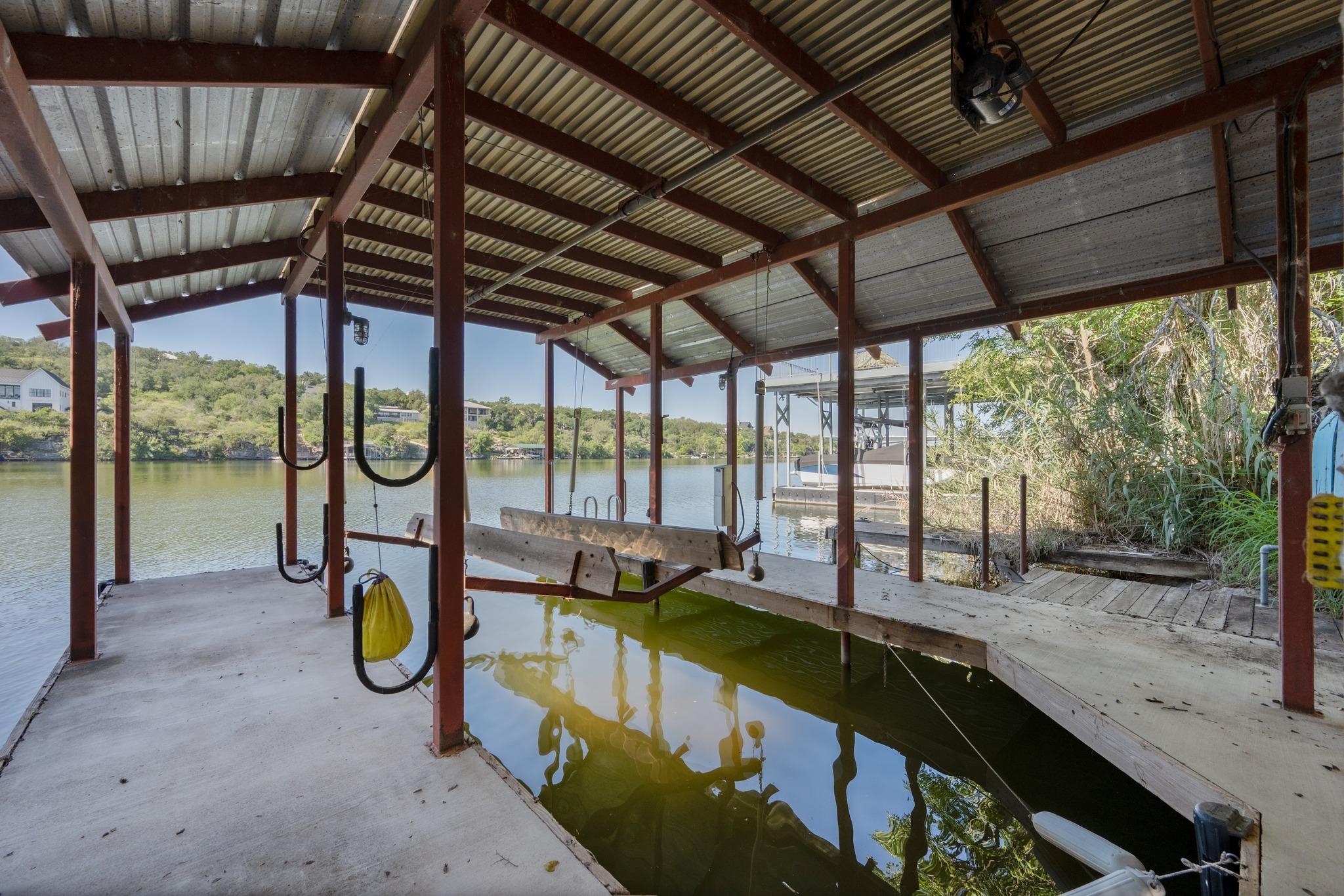 401 Crestview DR