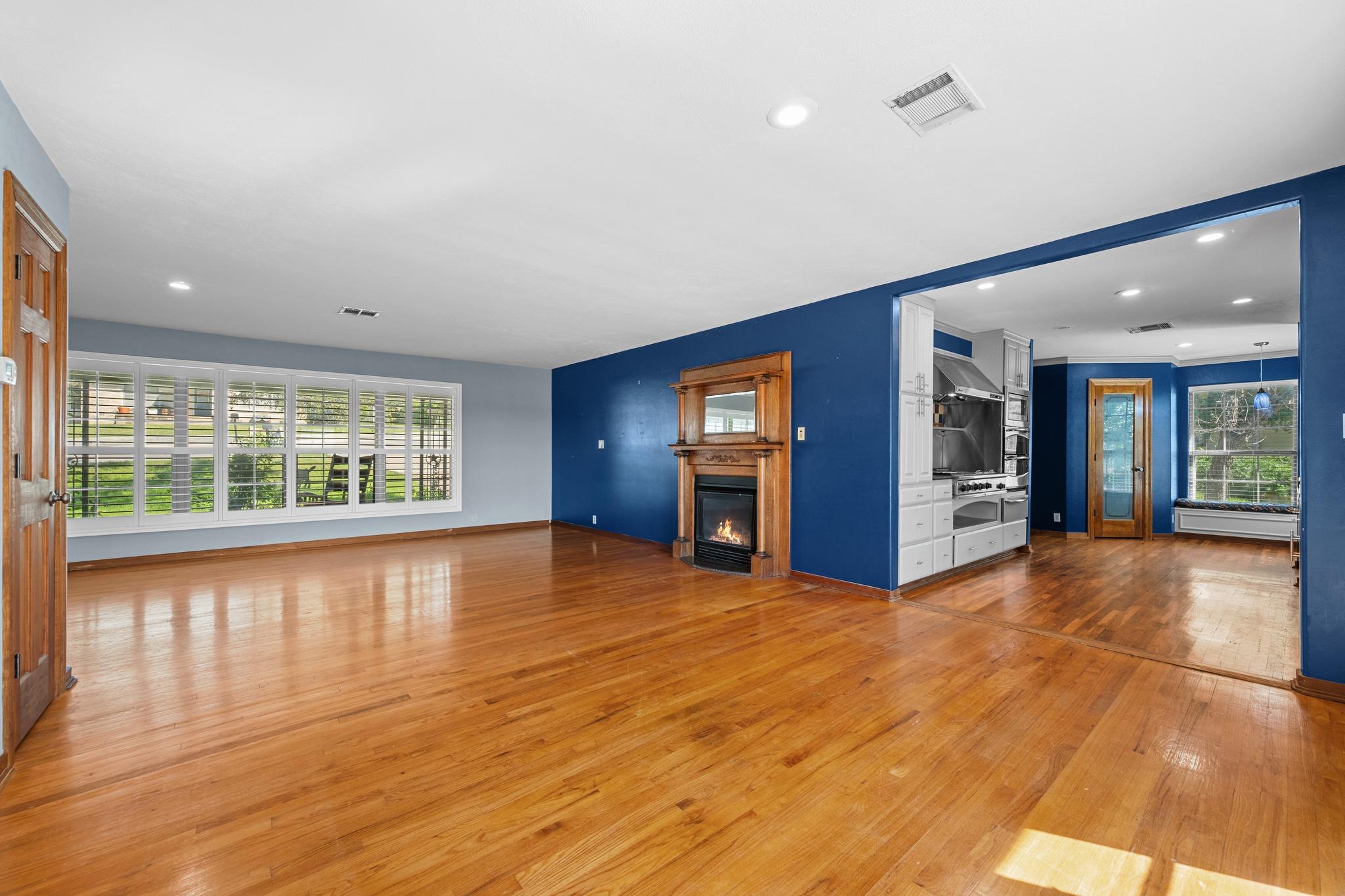 401 Crestview DR