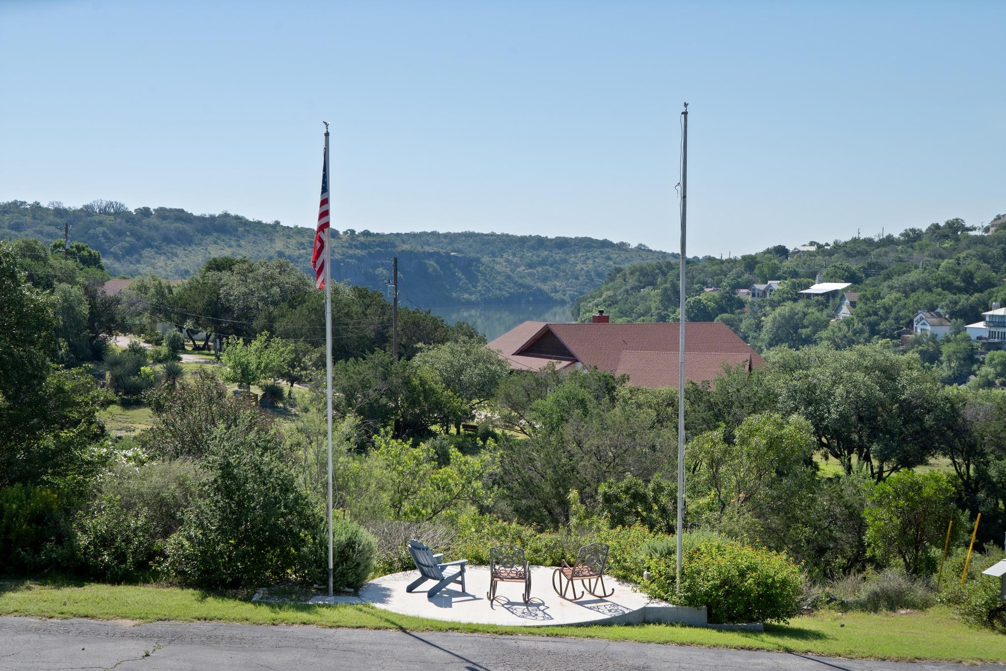 401 Crestview DR