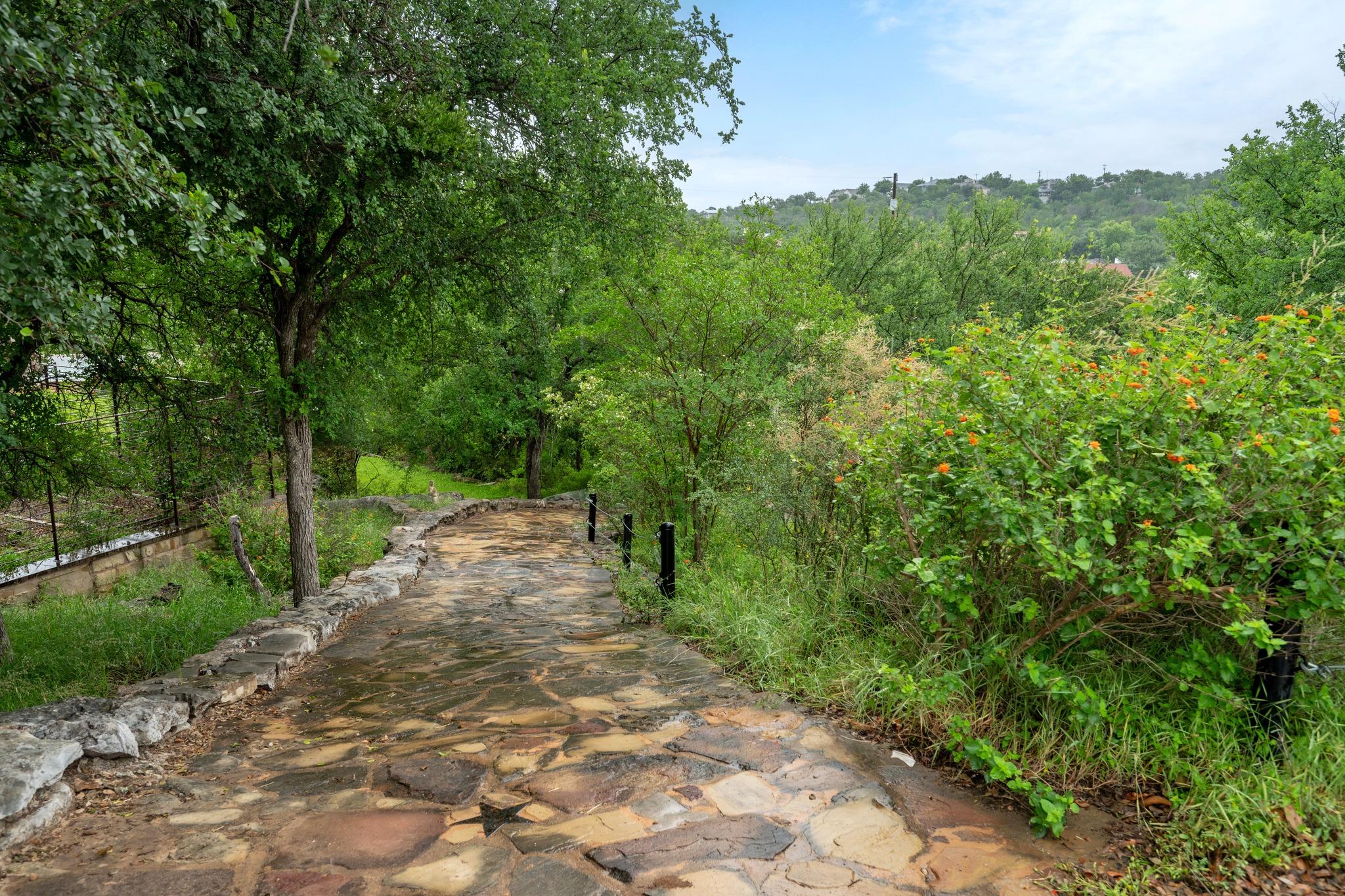 401 Crestview DR