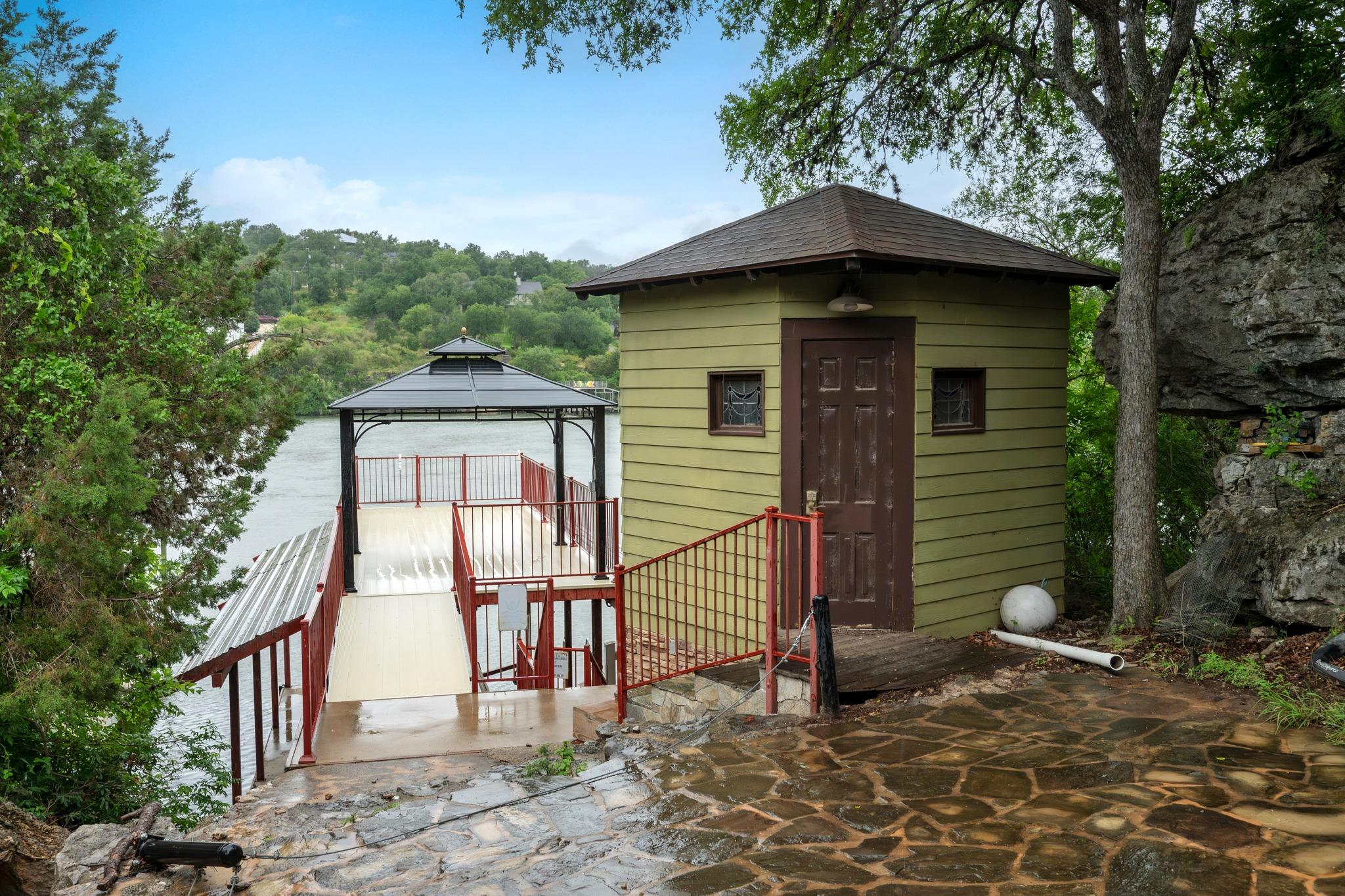 401 Crestview DR