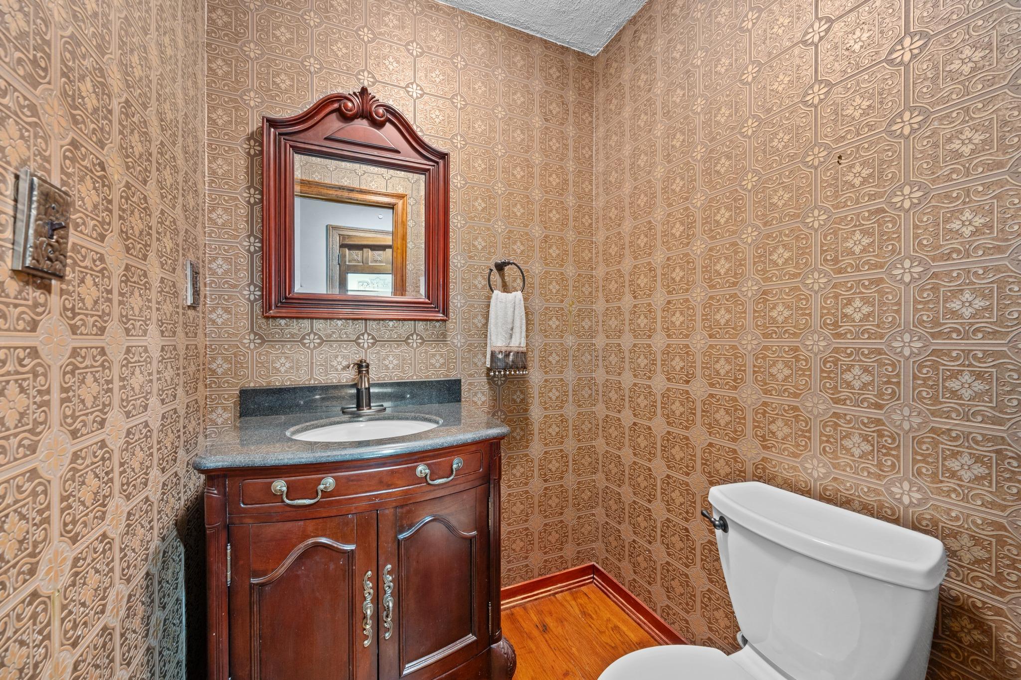 401 Crestview DR