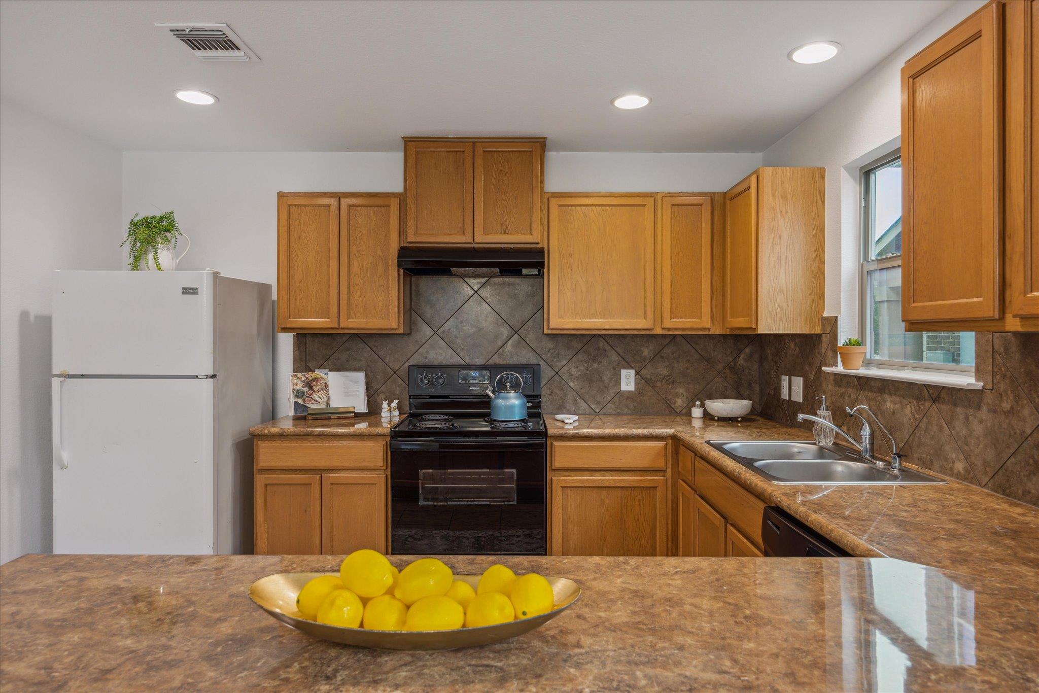 11009 Roderick Lawson LN