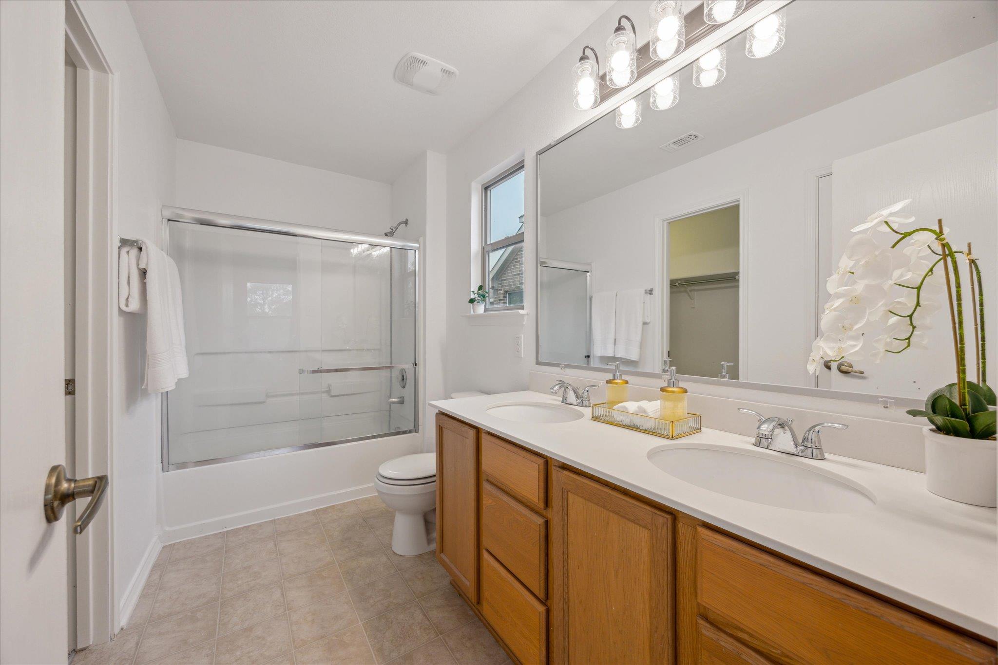 11009 Roderick Lawson LN