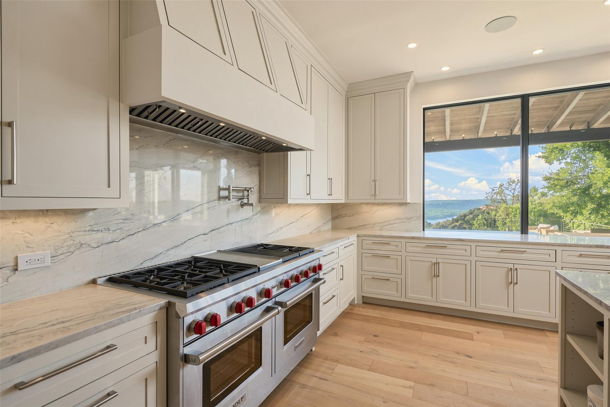 24 Cousteau LN