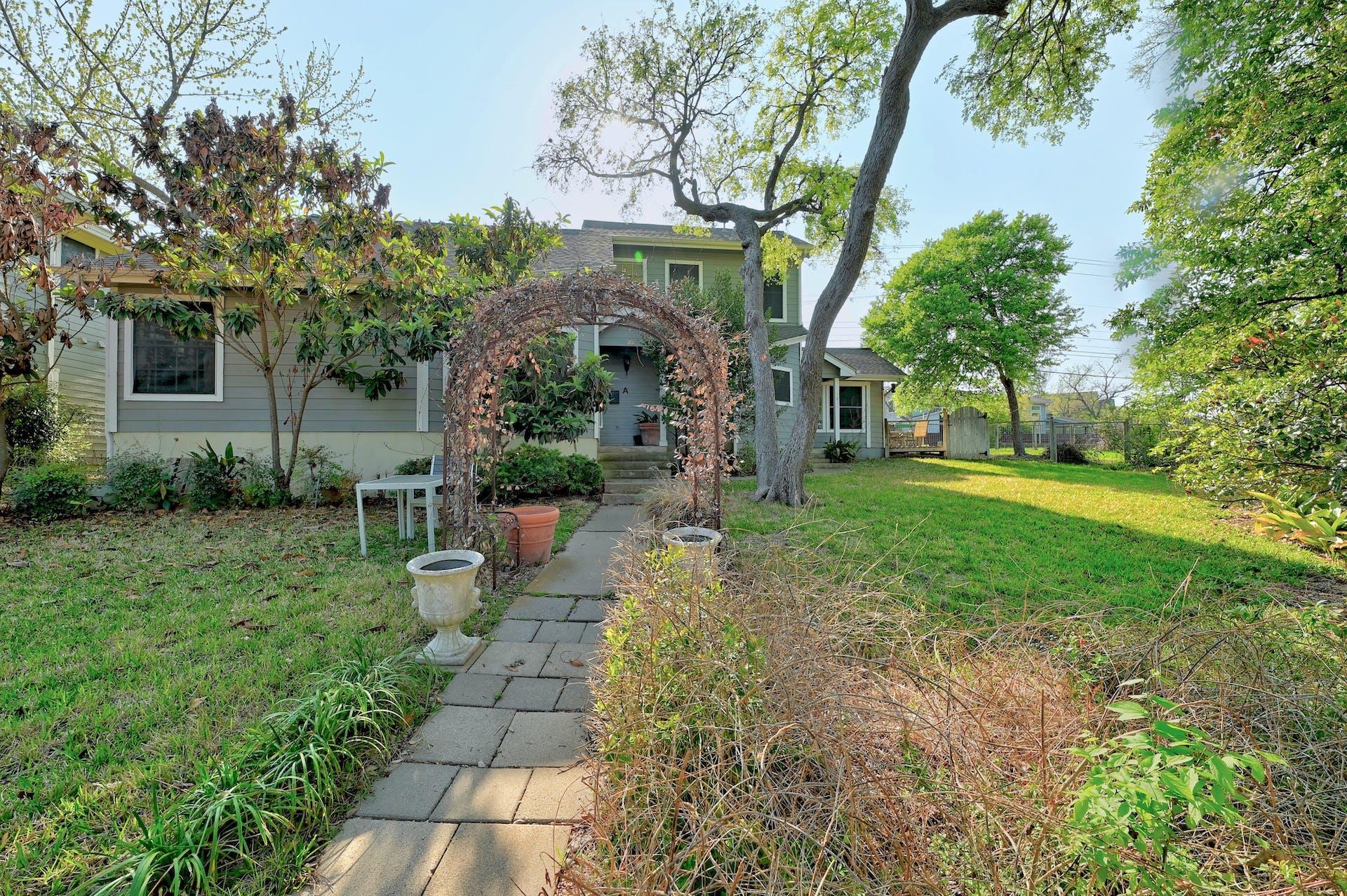 1811 W 39th ST Unit: A/B