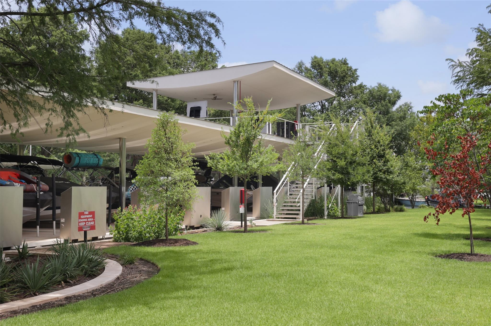 2503 Westlake DR