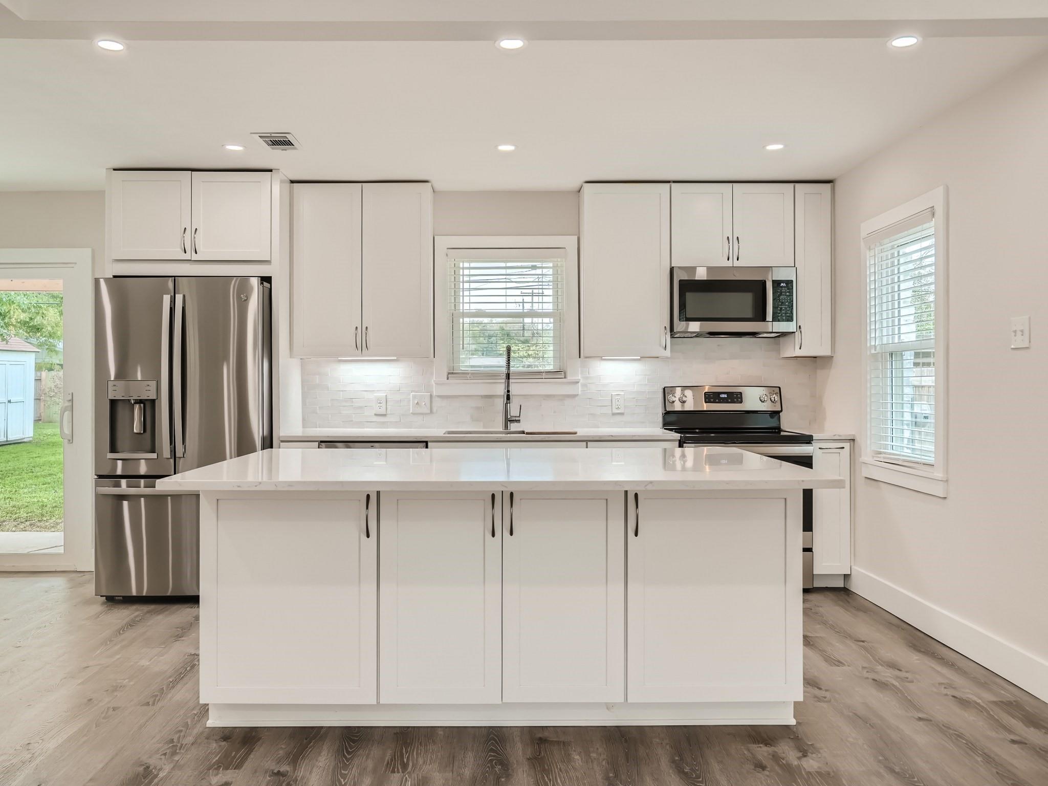 5804 Eureka DR