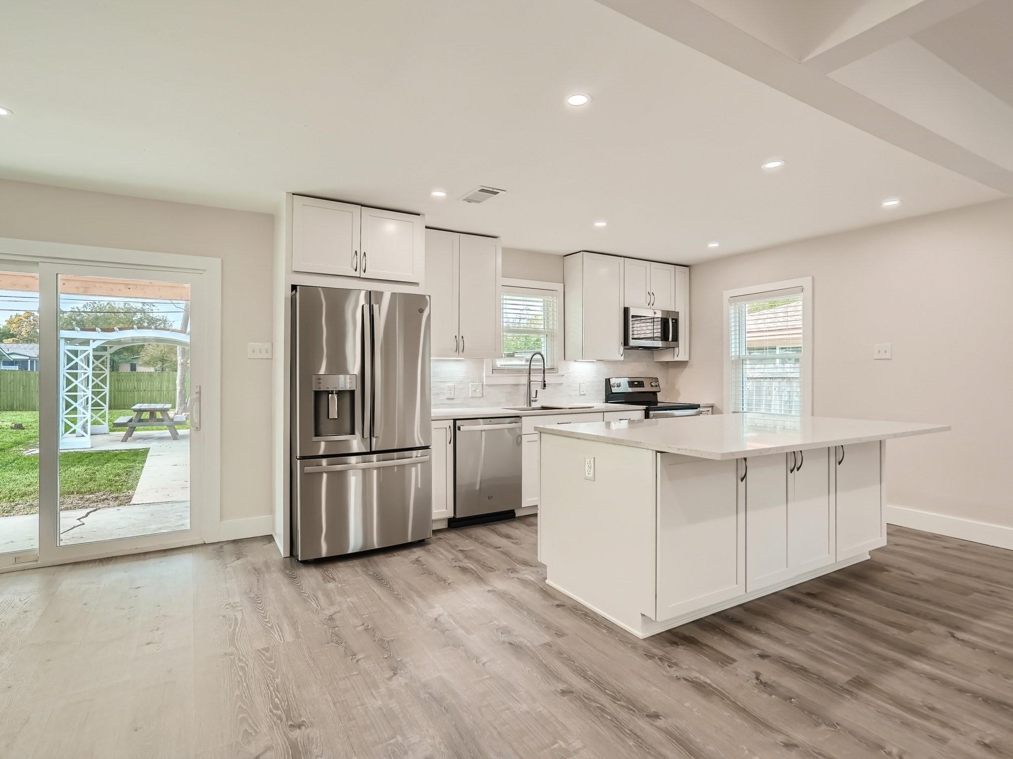 5804 Eureka DR