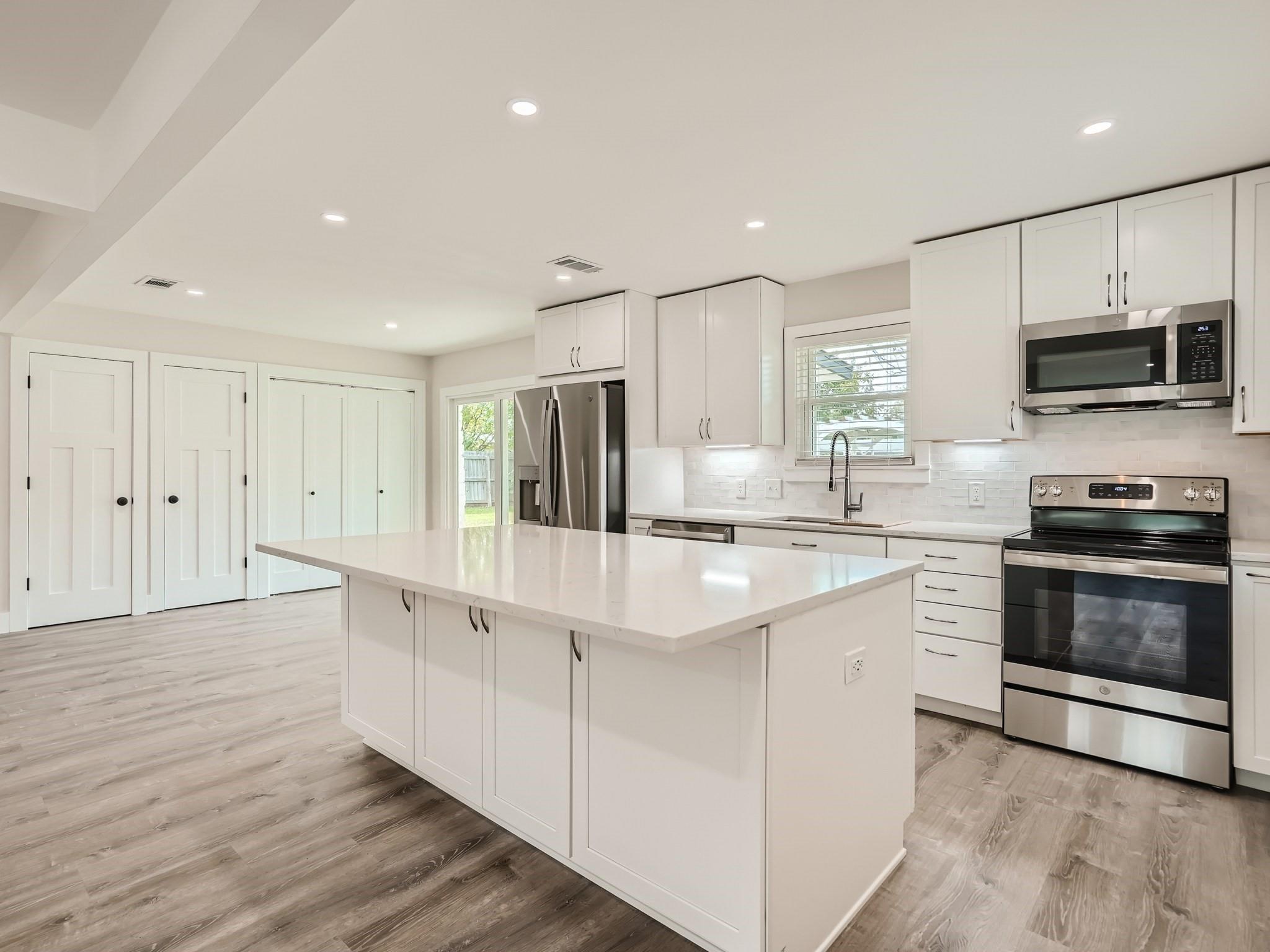 5804 Eureka DR