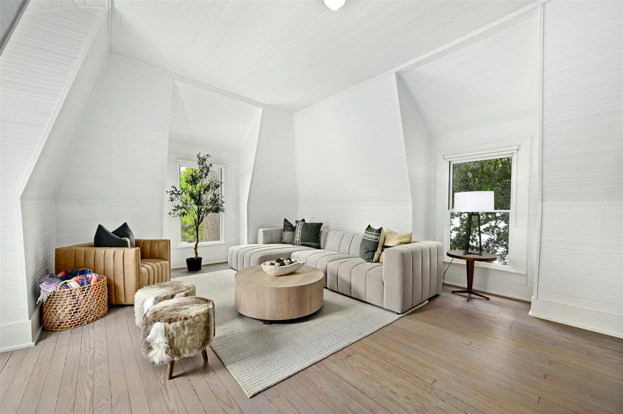 1112 W 10 ST