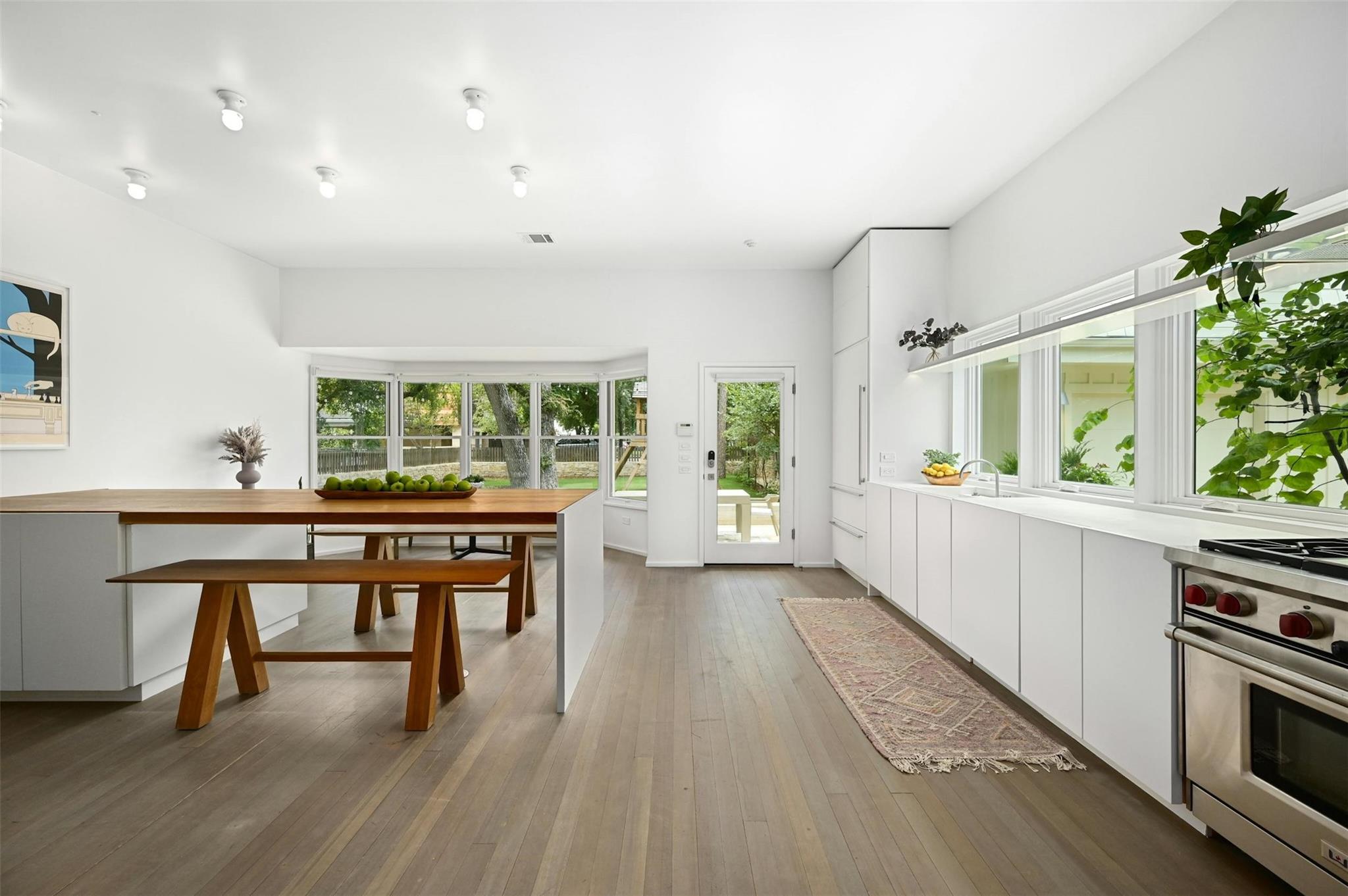 1112 W 10 ST