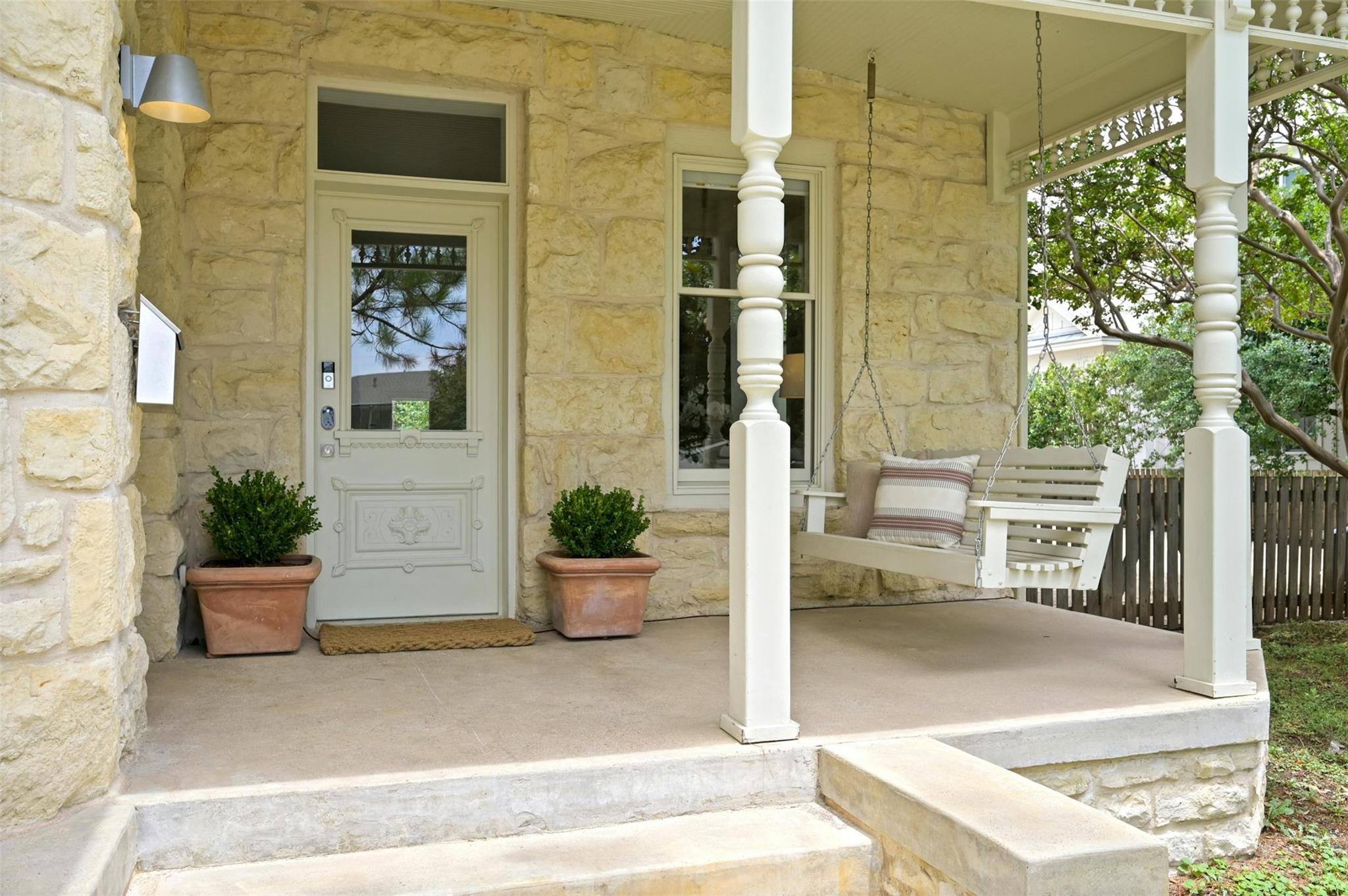 1112 W 10 ST