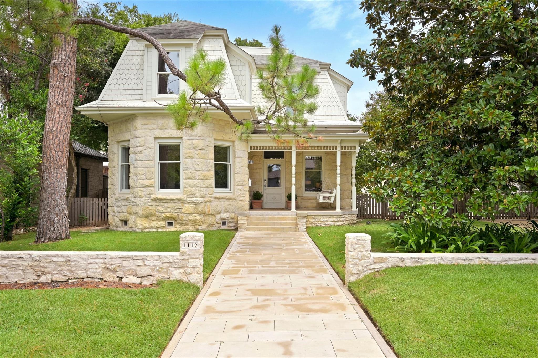 1112 W 10 ST
