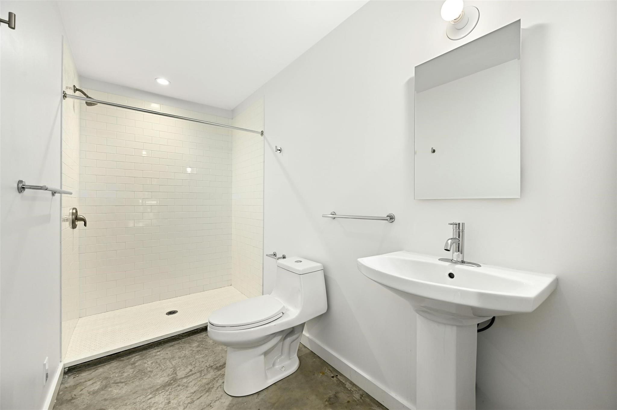 1112 W 10 ST