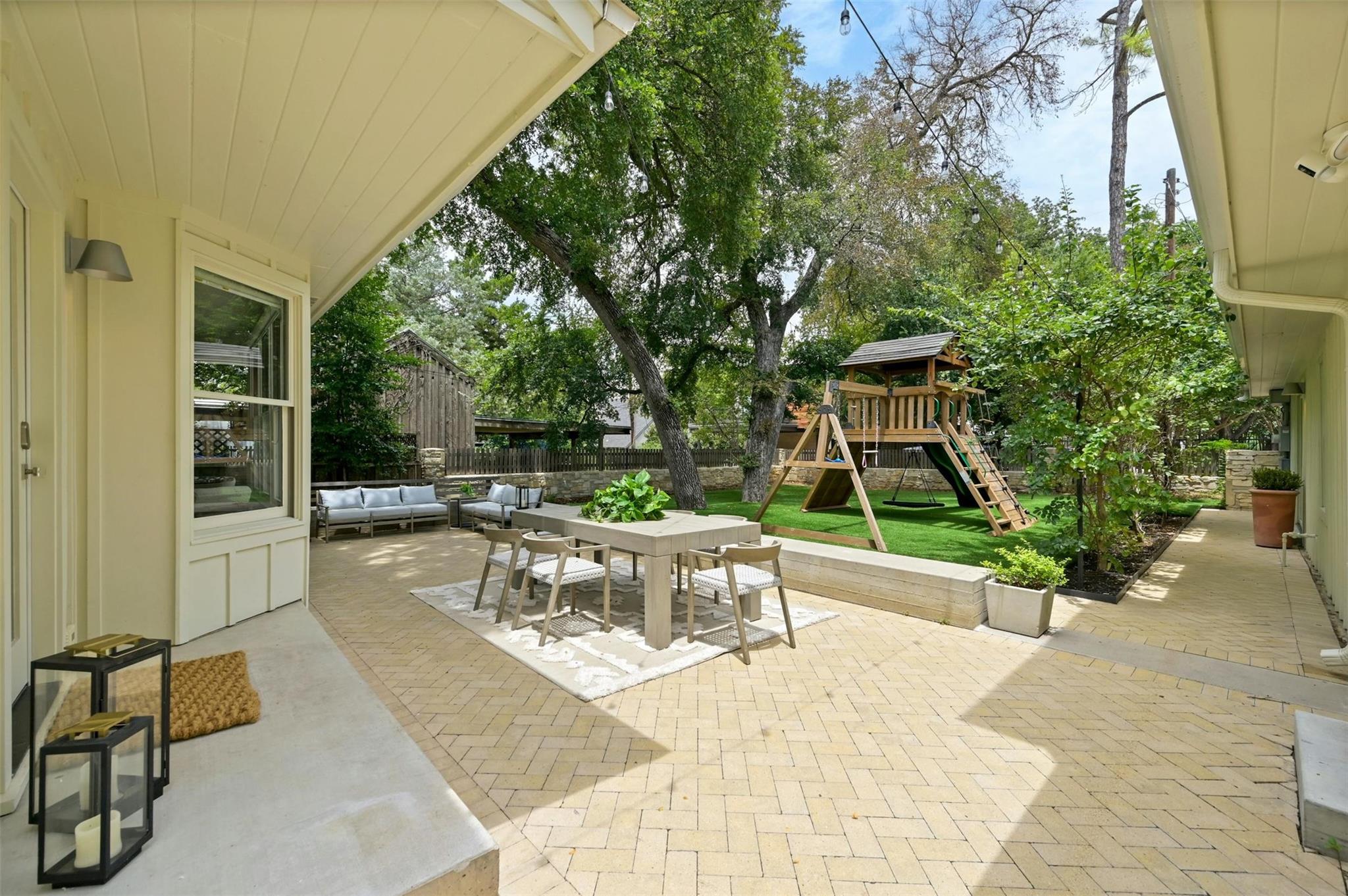 1112 W 10 ST