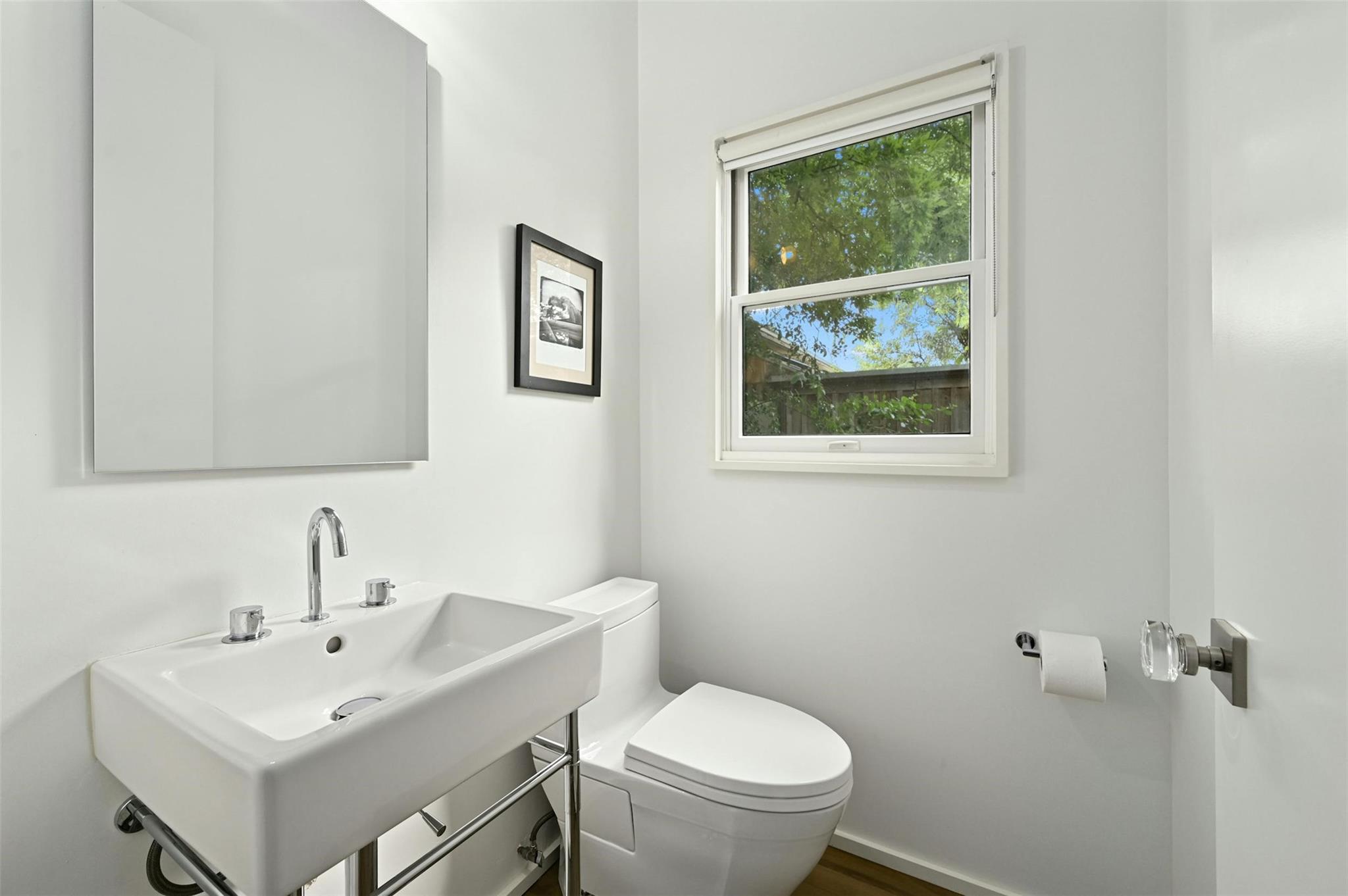 1112 W 10 ST