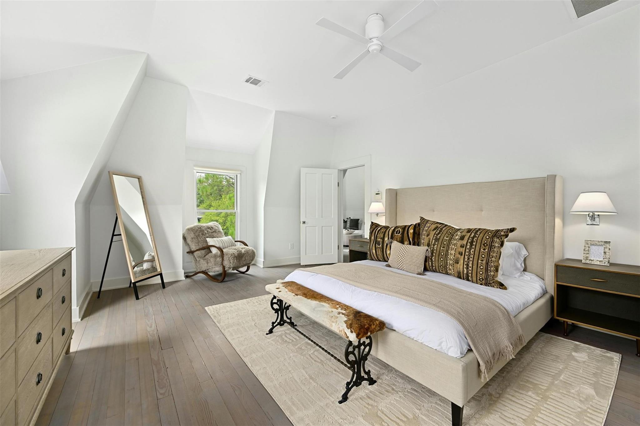 1112 W 10 ST