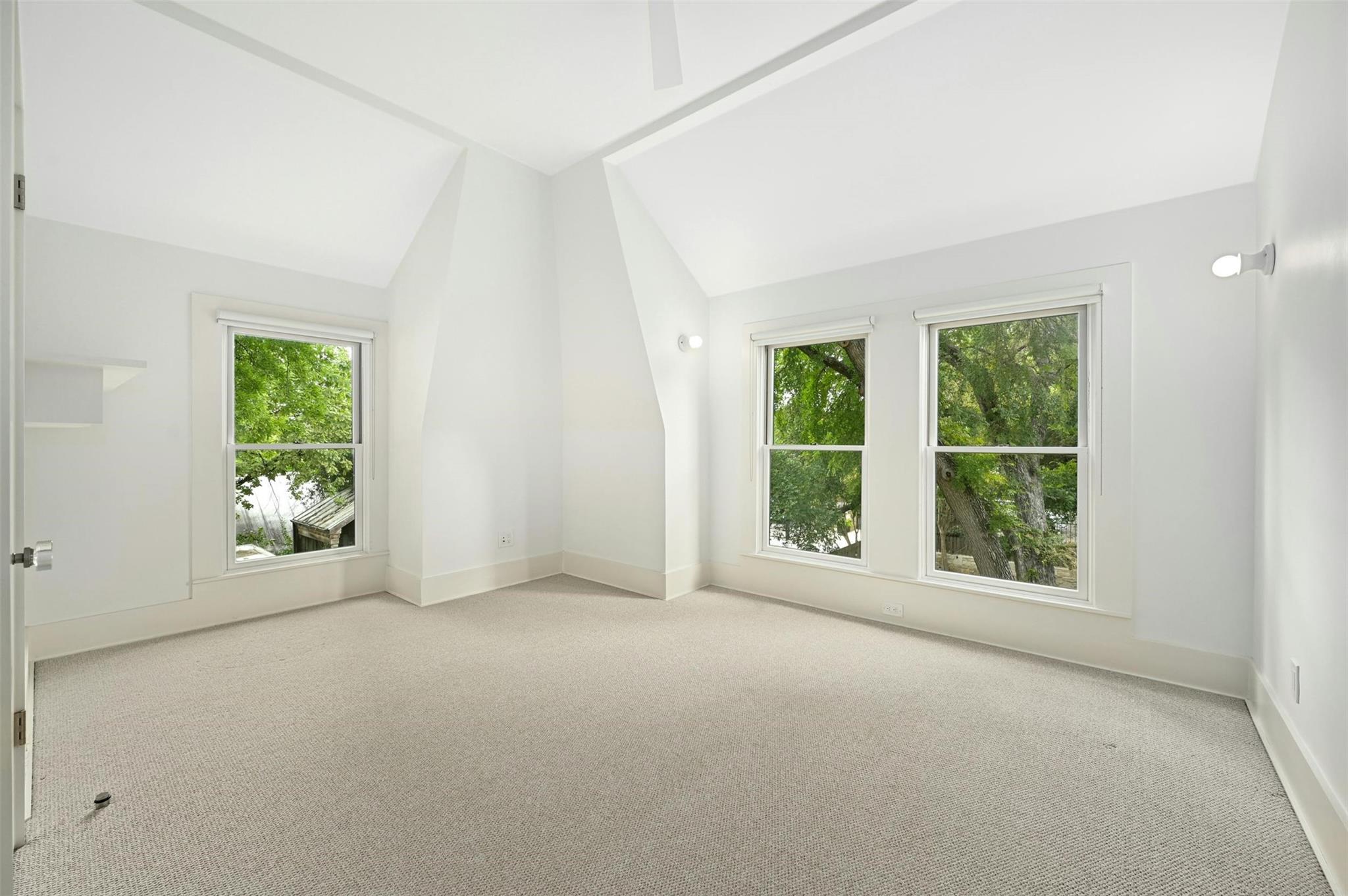 1112 W 10 ST