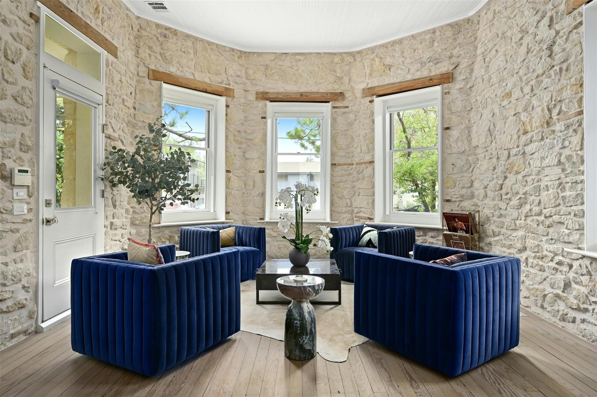 1112 W 10 ST