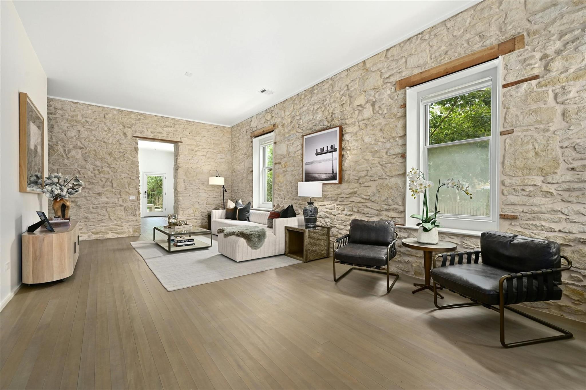 1112 W 10 ST