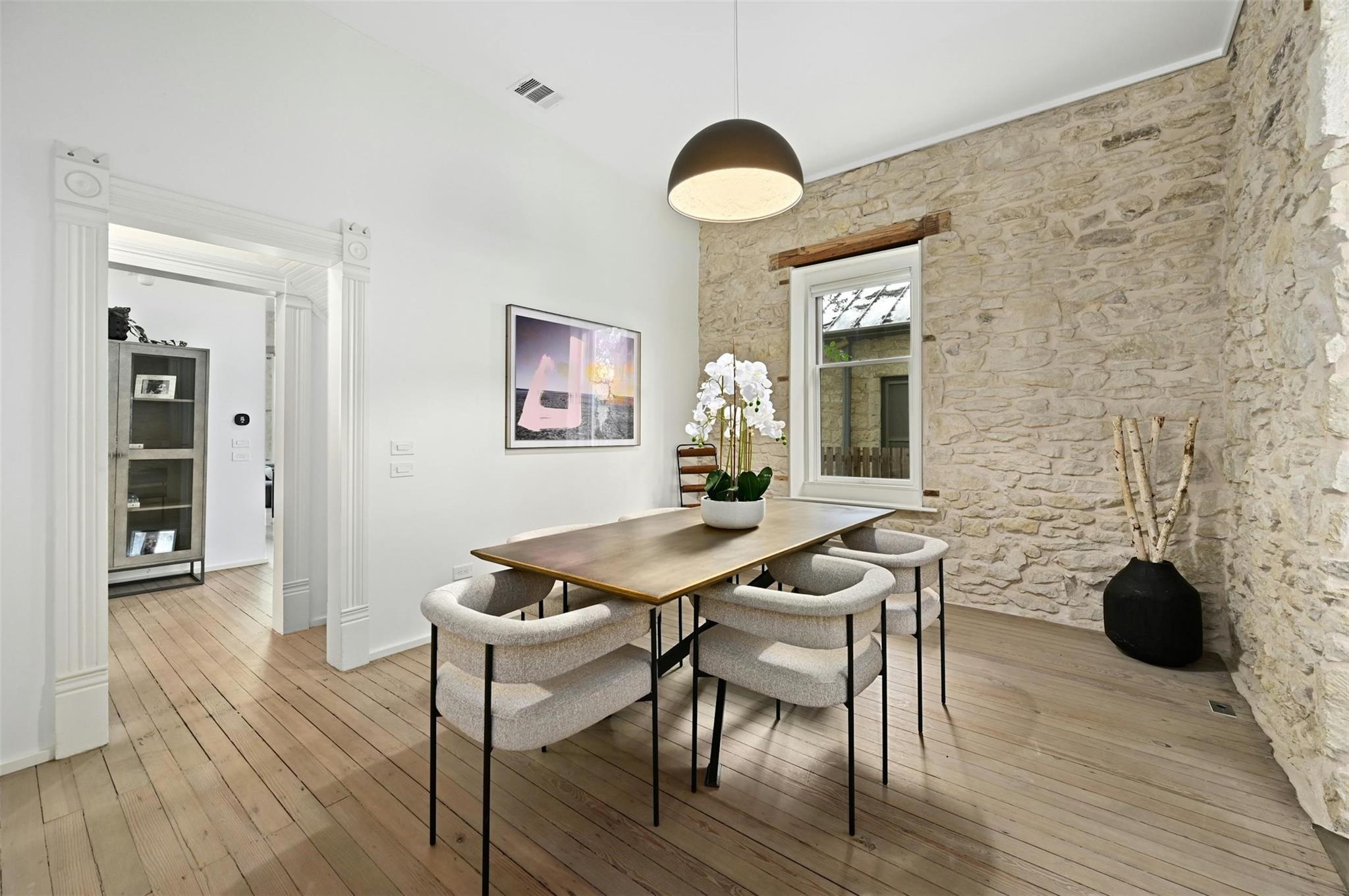 1112 W 10 ST