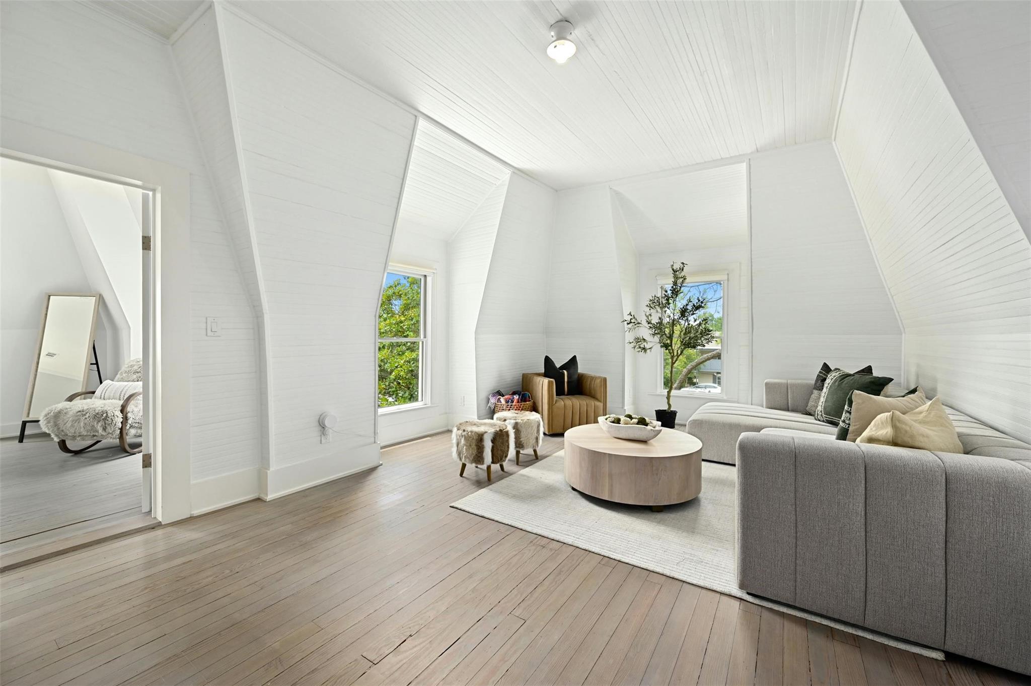 1112 W 10 ST