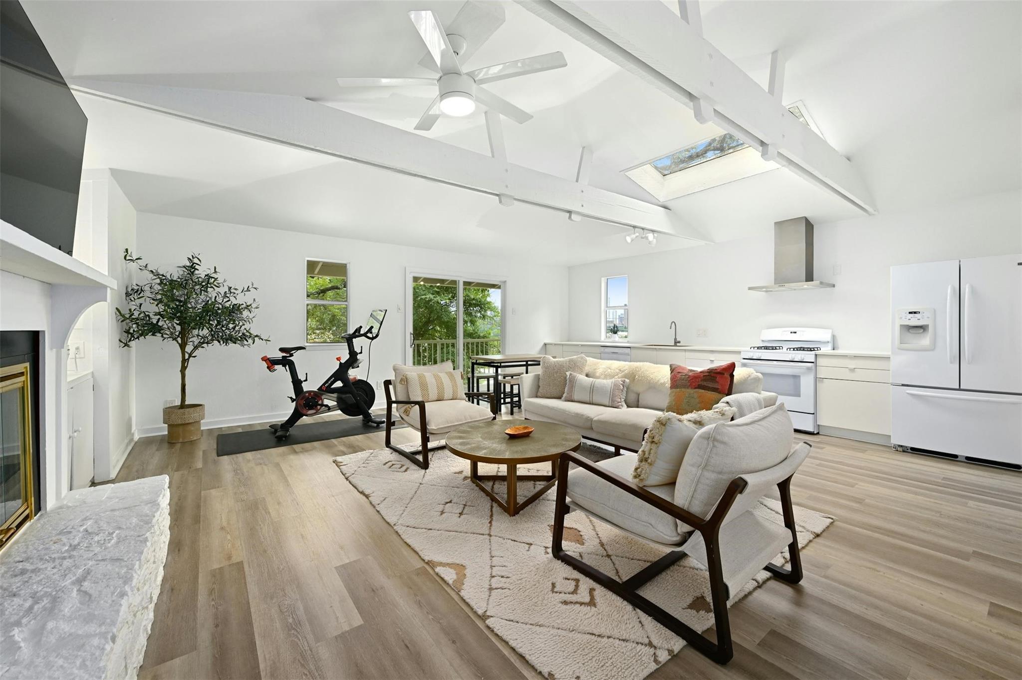 1112 W 10 ST