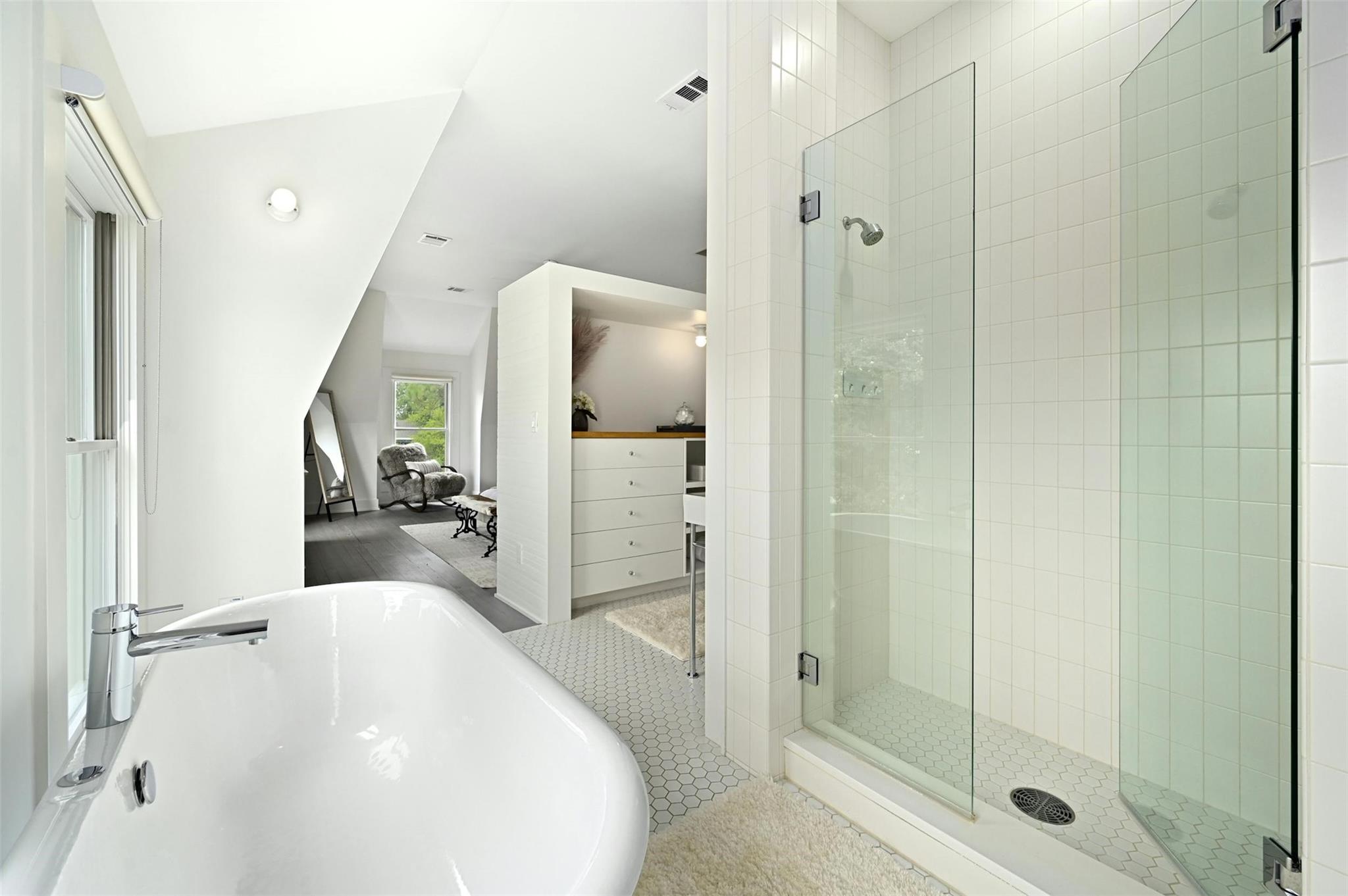 1112 W 10 ST