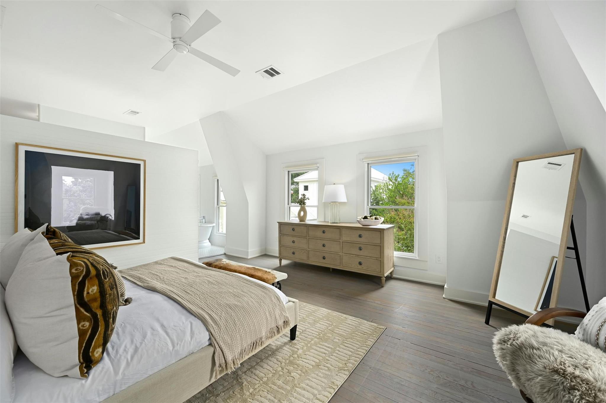 1112 W 10 ST