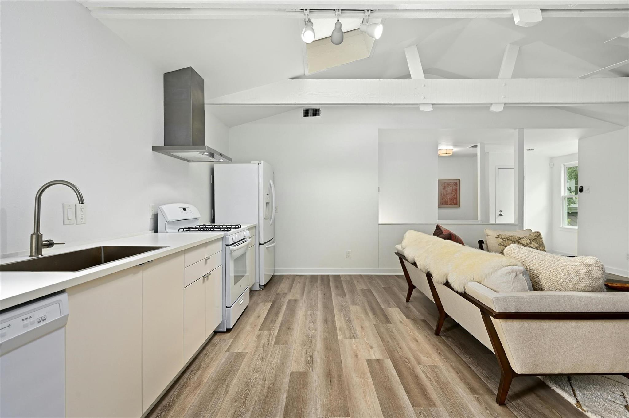 1112 W 10 ST