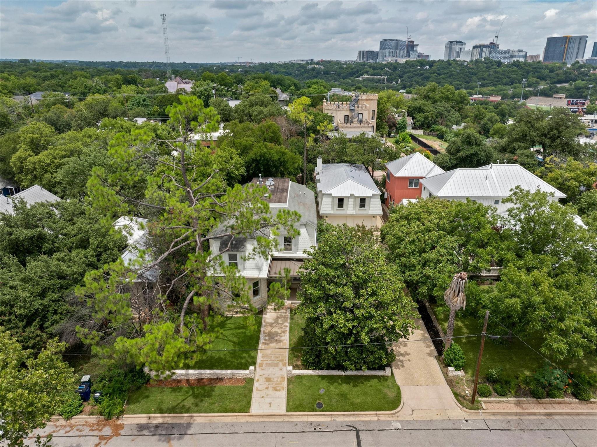 1112 W 10 ST