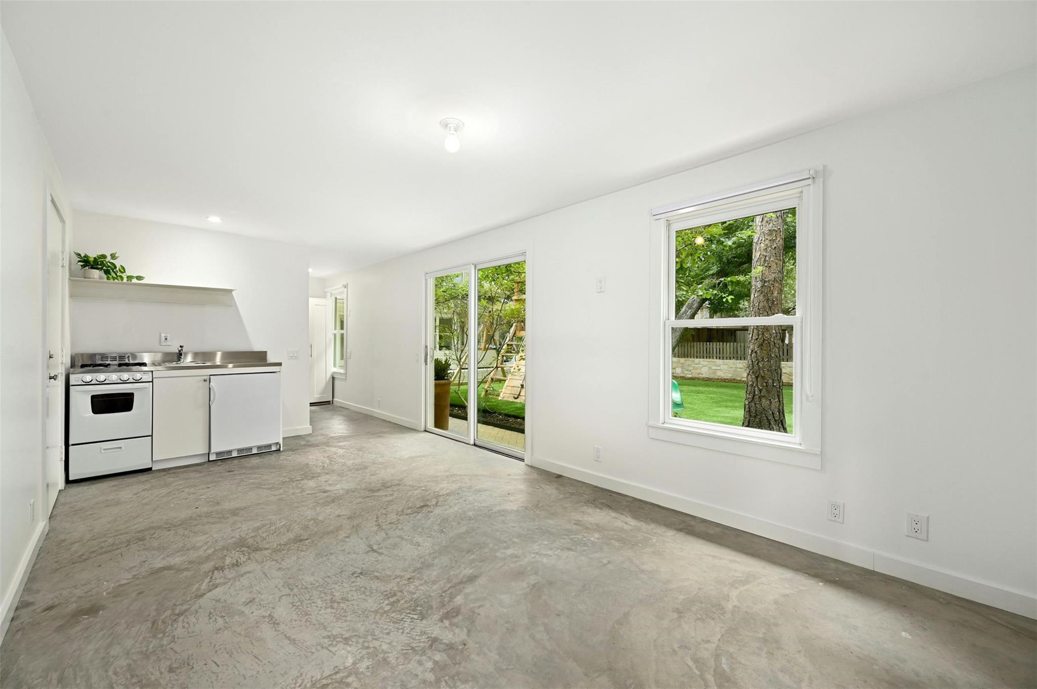 1112 W 10 ST