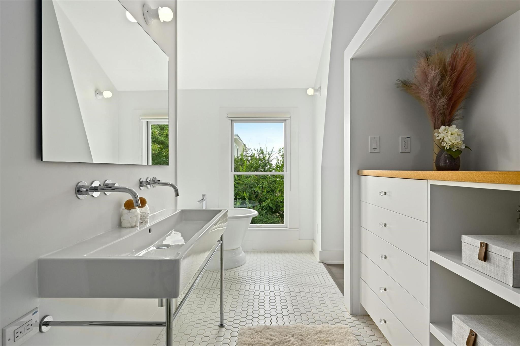 1112 W 10 ST